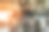 健美运动员在健身房用哑铃锻炼。健美运动员用哑铃锻炼。健身肌肉的身体图片下载