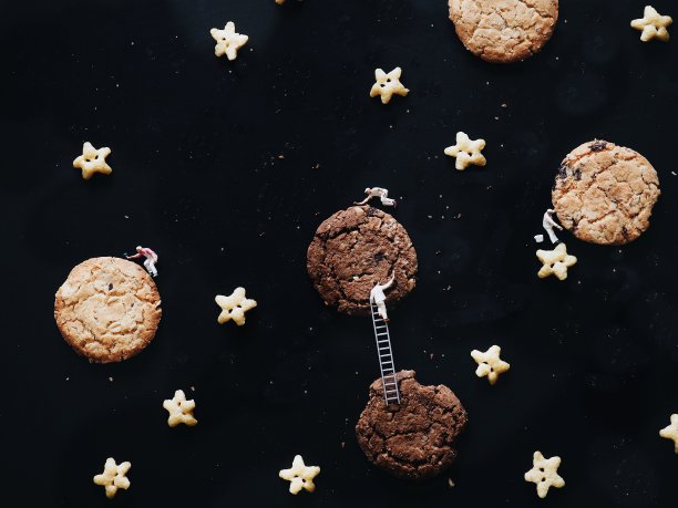 俯视图饼干与微型人画组在银河系。图片下载