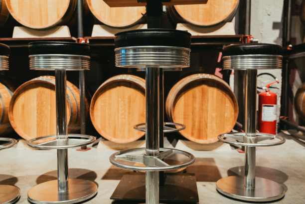 酒厂里一桶桶的白兰地图片下载