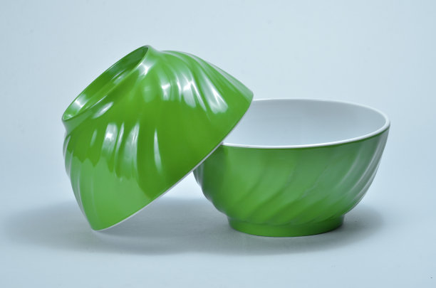 两个绿色的空塑料碗图片下载