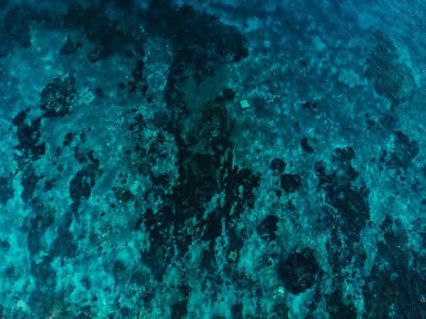 碧绿的海水带着珊瑚礁，飘浮在空中。俯视图图片下载