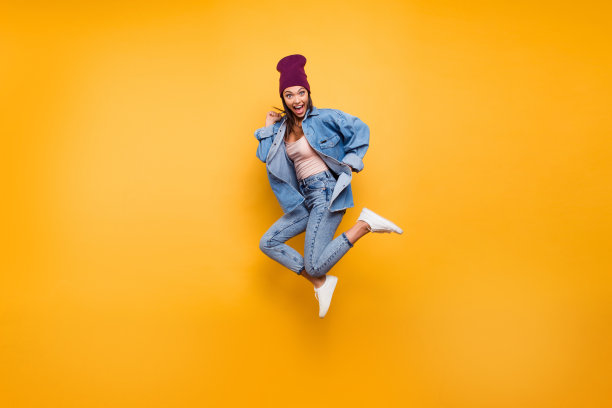 全身的长度身体尺寸视图照片滑稽的时髦迷人的青年好看的穿着现代装孤立的感觉坦率的满意的欢喜欢喜享受夏天春天在多彩的背景图片下载