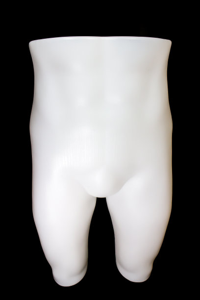 黑色背景下的白色男性人体模型图片下载