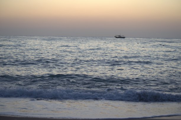 平静的海上日出。图片下载