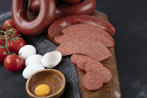 香肠(土耳其Sucuk)概念照片。土耳其风味香肠;鸡蛋，番茄，胡椒粉，洋葱，土耳其吮汁。图片下载
