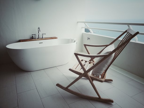 露台上的老式浴缸。图片下载