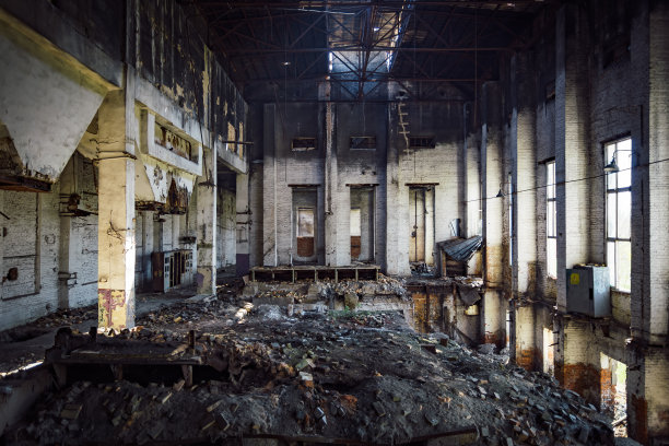 里面烧毁了废弃的工业建筑，后果是火灾图片下载