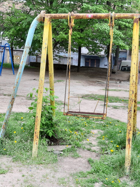 照片旧操场。生锈的娱乐设备。童年回忆图片下载