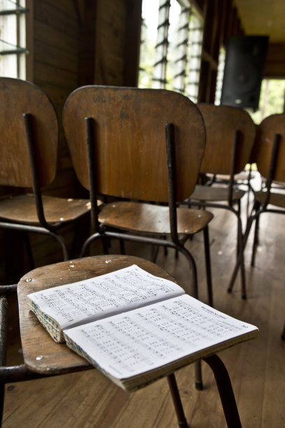 在椅子上打开图片下载