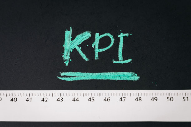 KPI，关键绩效指标，衡量业务成功或营销活动目标和目标成就的指标，测量带手写粉笔字KPI在黑板上粉绿色图片下载