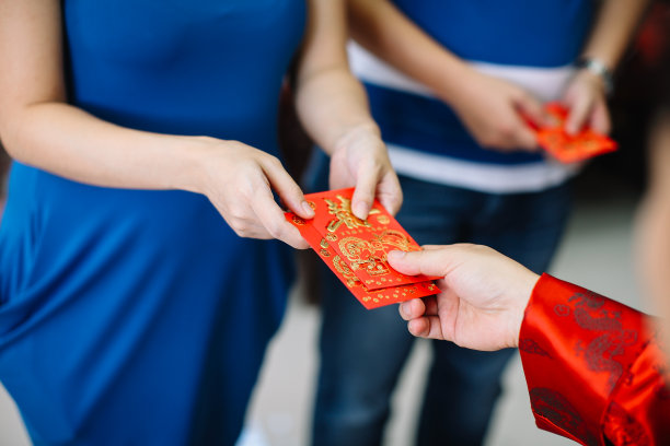 新婚夫妇给兄弟姐妹发红包图片下载