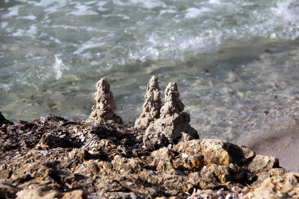 海滩上的沙子。金字塔是由沙滩上的沙子建造的。图片下载