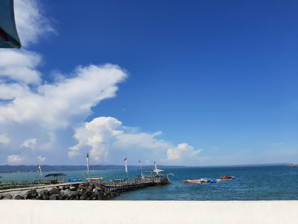 潘甘达兰海滩的一条穿过大海的道路图片下载