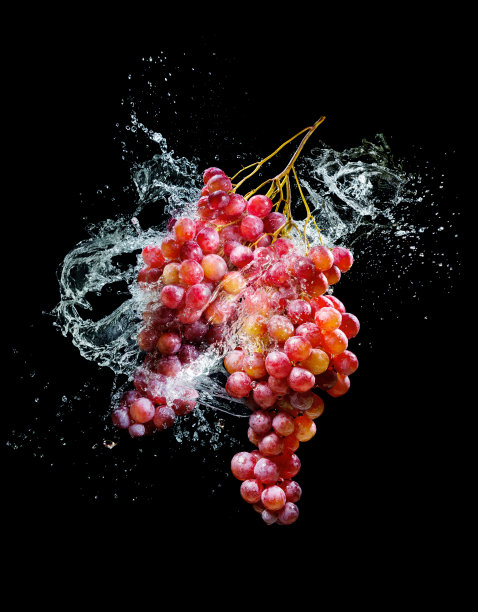 一串葡萄在水溅在黑色的背景图片下载