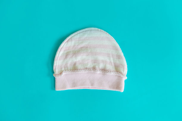 彩色背景上的新生儿婴儿配件。有选择性的重点。图片下载