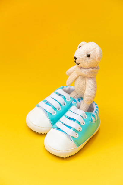 彩色背景上的新生儿婴儿配件。有选择性的重点。图片下载