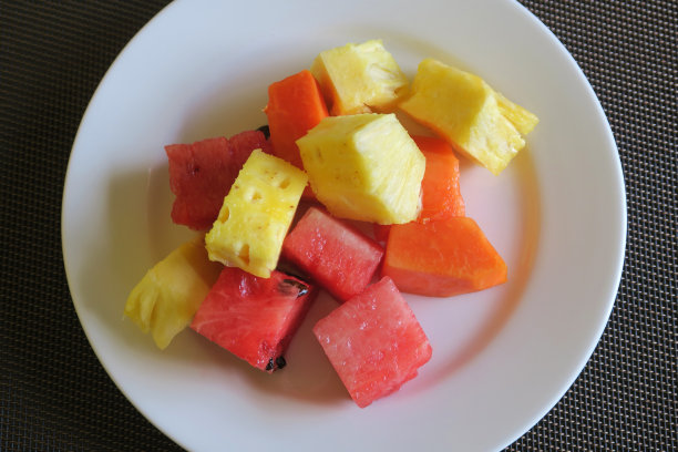 早餐水果拼盘切片瓜块和新鲜的菠萝块作为欧式酒店自助早餐，西瓜，gala和哈密瓜饮食，健康的吃水果沙拉照片木瓜丁和五份一天图片下载