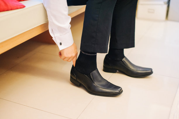 新郎穿着黑皮鞋图片下载