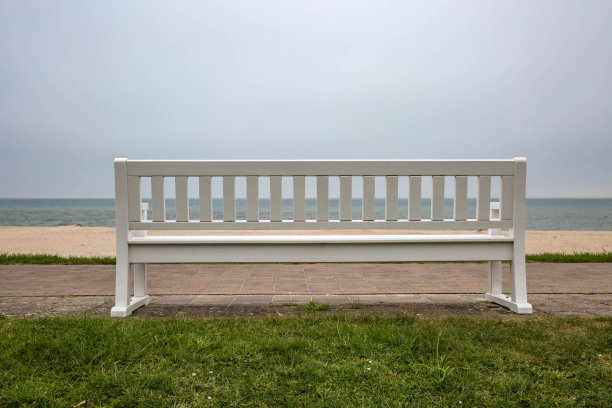 白色的长椅上图片下载