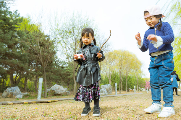 两个小女孩在草地上玩耍图片下载