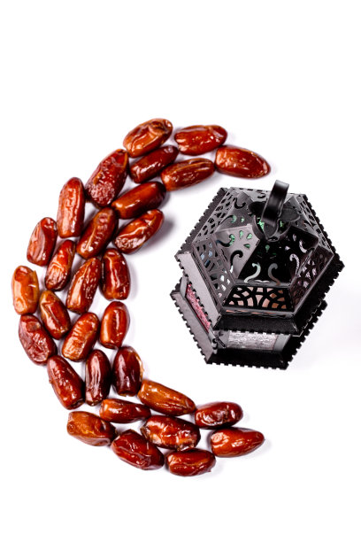 斋月穆斯林盛宴：新月形干枣和装饰灯笼背景图片下载