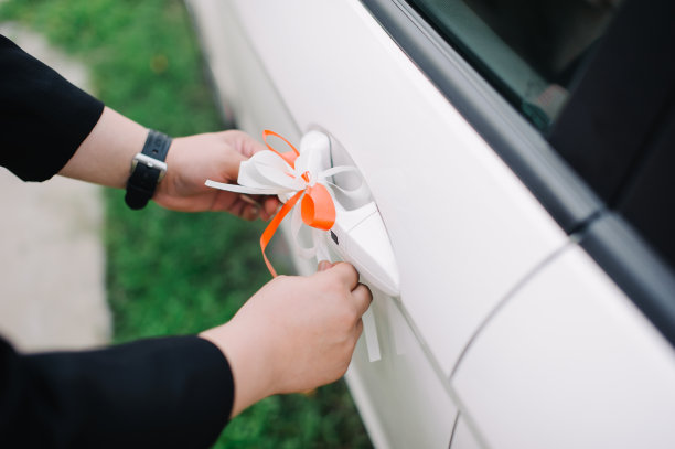 婚车装饰红丝带图片下载