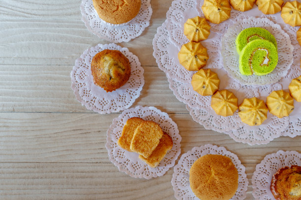 蛋糕卷饼干纸杯蛋糕香蕉纸杯蛋糕大蒜面包在白色木制桌子上图片下载