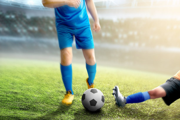 女足球运动员擒住了对手的球图片下载