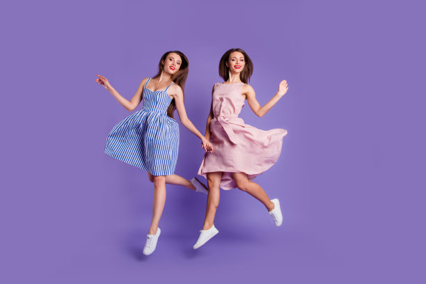 全身身材照片两个人美丽的funky她她的模特女士们手牵手跳高最好的购物者购物中心商店商店穿夏装孤立的紫色紫罗兰背景图片下载