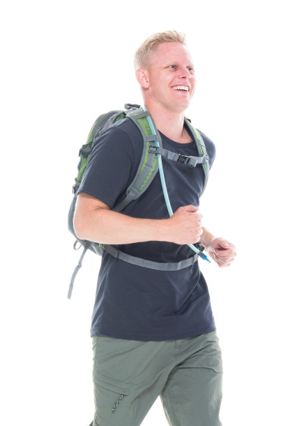迷人的年轻男性徒步旅行者跑步图片下载