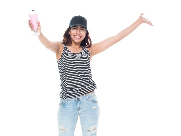 年轻的成年拉丁美洲妇女拿着奶昔图片下载