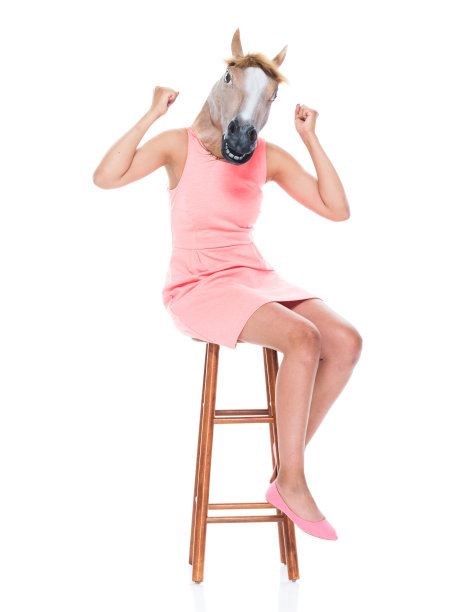 年轻的雌马穿着粉红色的衣服坐在凳子上图片下载