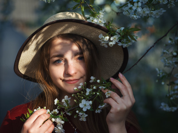 可爱的年轻女子在樱花图片下载