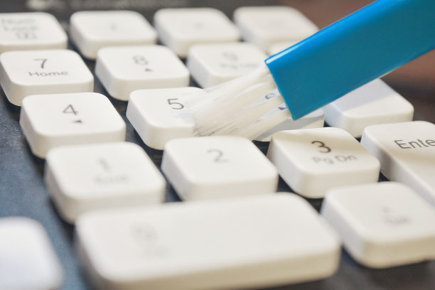 特写照片清洁键盘与白色键与蓝色刷子图片下载