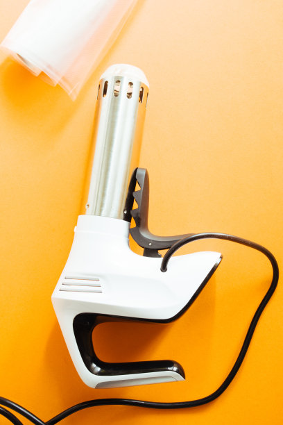 真空密封烹饪技术，真空蒸煮机，配有自动真空封口机和蒸煮机图片下载