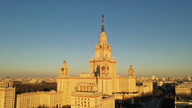 春天日落时分，莫斯科大学的无人机俯瞰斯大林的摩天大楼。莫斯科河。俄罗斯。鸟的观点。图片下载