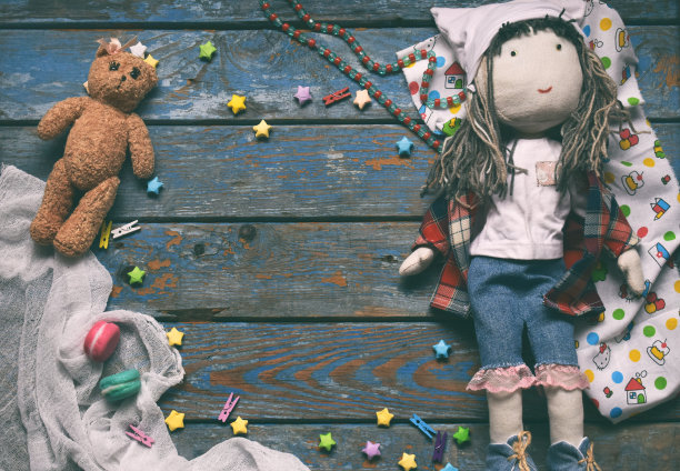 儿童框架与玩具，娃娃，纸星星，泰迪熊。孩子带的概念。文本。图片下载