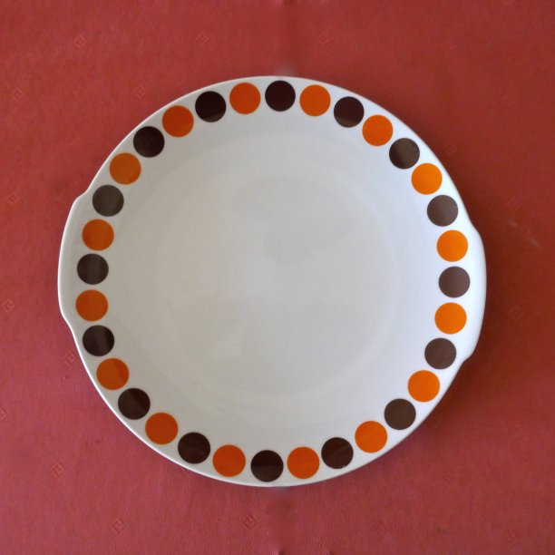 白瓷盘，边缘有棕色和橙色斑点，70年代图案图片下载
