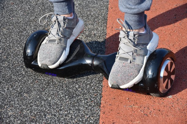 在公园里骑悬浮滑板的年轻人素材图片