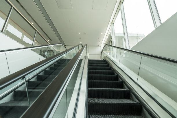 自动扶梯在商场里图片下载