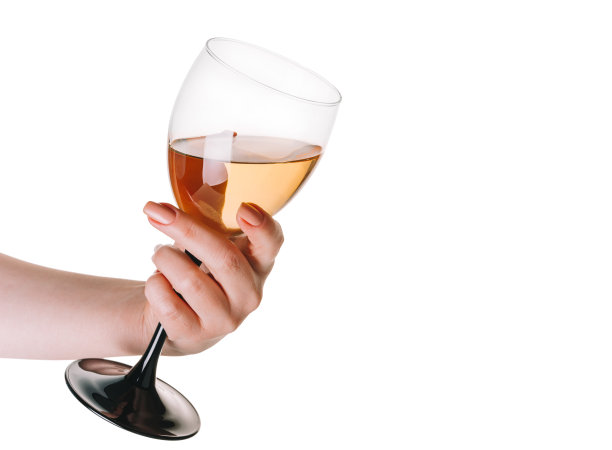 女人手里拿着一杯白葡萄酒图片下载