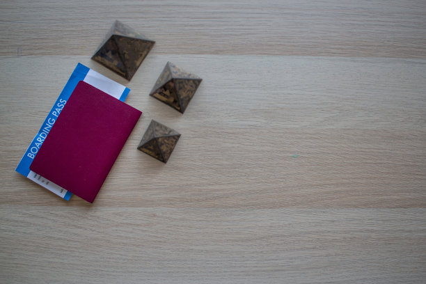 埃及旅游概念：护照、登机牌和金字塔饰品图片下载