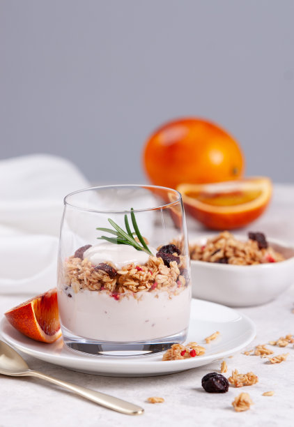 橙子格兰诺拉麦片配覆盆子酸奶和冰冻覆盆子干图片下载