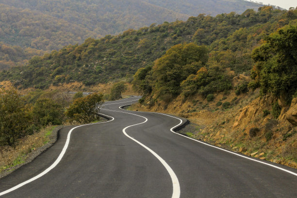 柏油路穿过青山图片下载