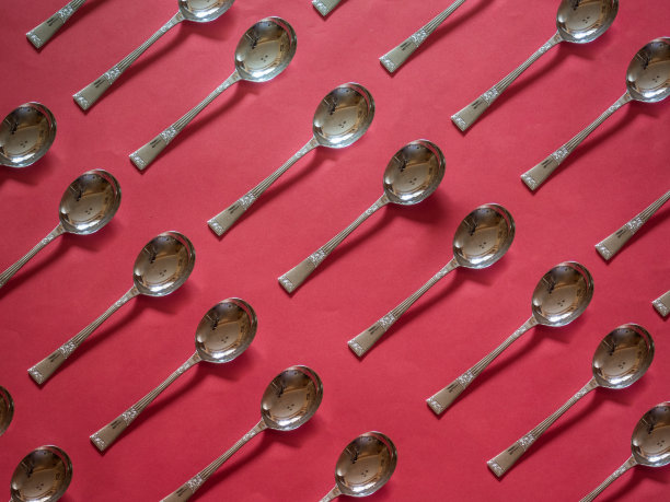 红色背景上的汤匙图案图片下载