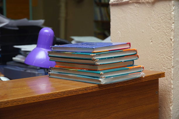 旧书摞在木桌上图片下载