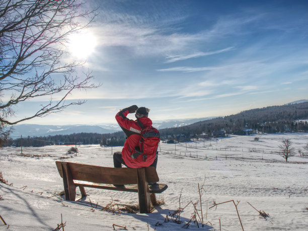 冬季背包徒步旅行者图片下载