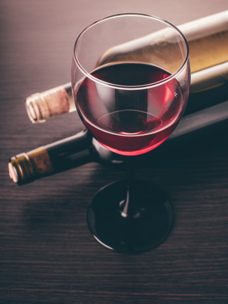 酒杯和酒瓶图片下载