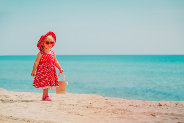 可爱的小女孩走在夏天的热带海滩上图片下载