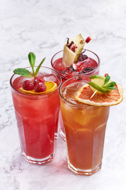 夏日新鲜鸡尾酒概念。橙色和红色的酒精饮料越来越近。副本的空间。图片下载
